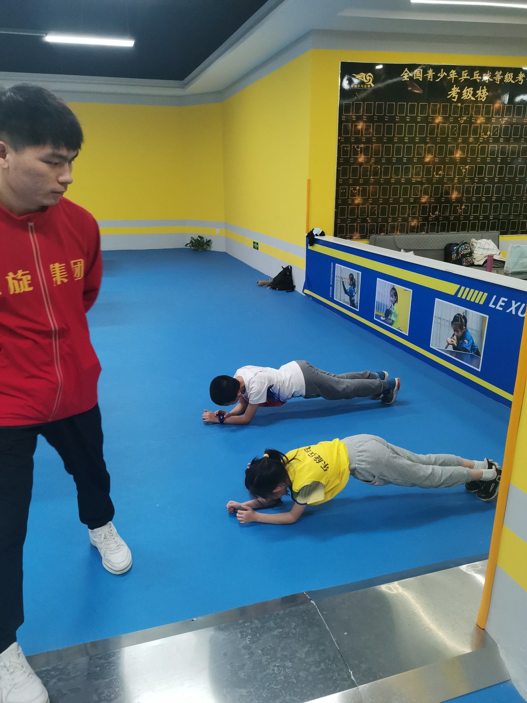 最后时刻体能课后；圣安东尼奥马刺远射贴柱备战法联杯；值得警惕；阵容厚度经受考验的简单介绍